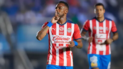 Así luciría Julián Quiñones con los colores de las Chivas.