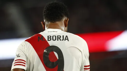 Miguel Ángel Borja en un partido con River Plate de Argentina.