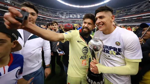 Edson Álvarez junto Oribe Peralta, tras la final del torneo Apertura 2018.