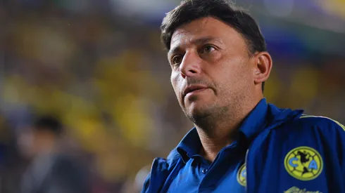 Ángel Villacampa en un partido de la Liga MX Femenil.