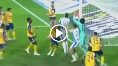 Ochoa sufrió gol olímpico y las críticas no tardaron en llegar.