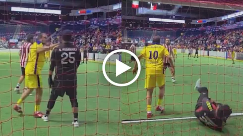 Cuauhtémoc Blanco golpea en el rostro a portero de Chivas en Clásico de Leyendas