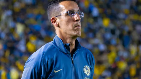 Ciudad de México, 18 de mayo de 2025.  Paulo Victor Rodrigues,  auxiliar técnico, durante el partido correspondiente a la vuelta de las Semifinales del torneo Clausura 2025 de la Liga BBVA MX, entre las Águilas del América y la Máquina Celeste del Cruz Azul, realizado en el estadio Ciudad de los Deportes. Foto: Imago7 / Diego Padilla
