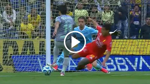 El chileno estuvo a nada de marcar un gol en el duelo vs. Necaxa