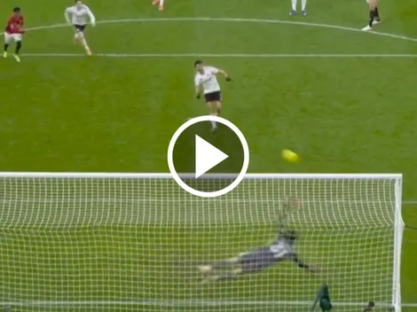 Raúl Jiménez marca golazo al ángulo ante el Manchester United