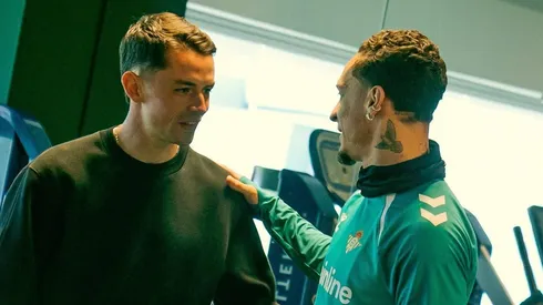 Fidalgo fue recibido por sus nuevos compañeros en el Real Betis
