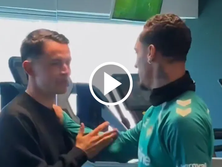 El enorme recibimiento de los jugadores del Betis a Álvaro Fidalgo