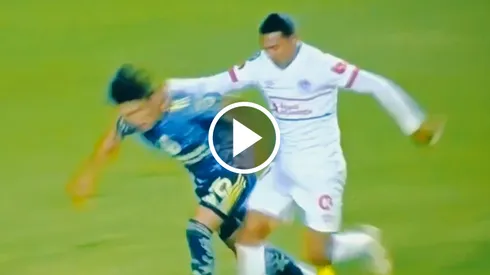 Una falta sobre Zendejas se dejó pasar y el VAR tuvo que intervenir.
