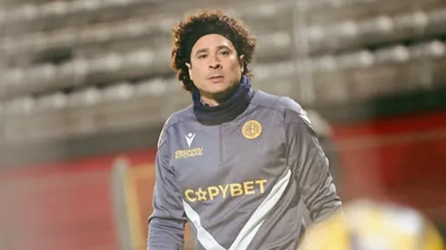 Guillermo Ochoa se llevó tres en contra en Chipre.
