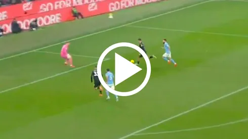 Raúl Jiménez estuvo muy cerca de marcar contra el Manchester City.
