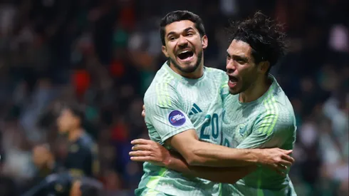 Raúl Jiménez y Henry Martín celebrando un gol juntos con la Selección Mexicana.
