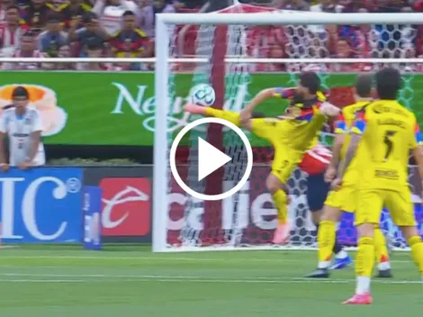 Henry Martín intentó marcar un golazo de taco ante Chivas