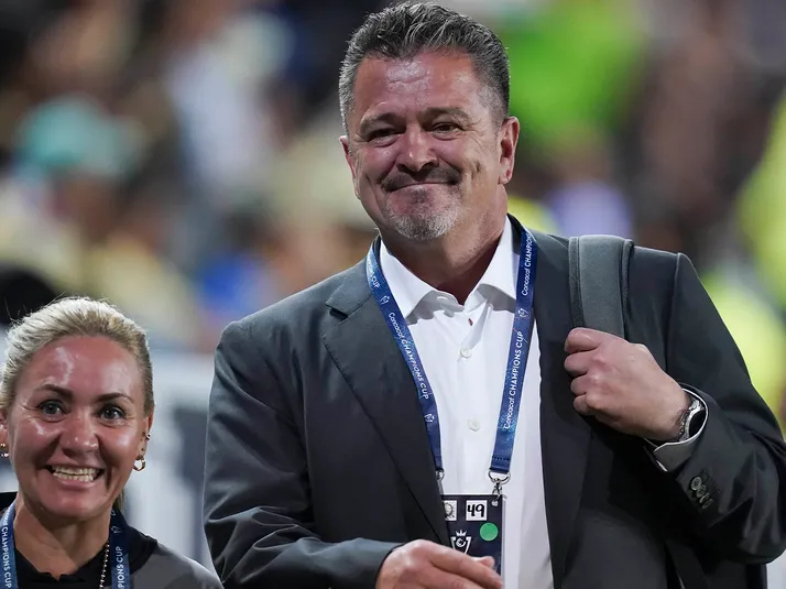 El duro recado de Carlos Hermosillo a Henry Martín tras el Clásico