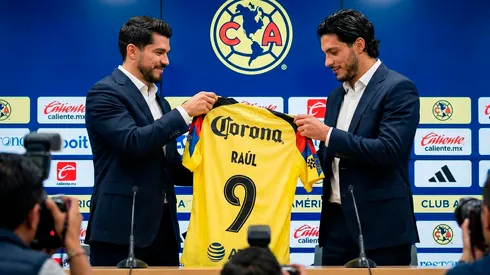 Raúl Jiménez podría heredar el dorsal 9 del capitán del Club América, Henry Martín.
