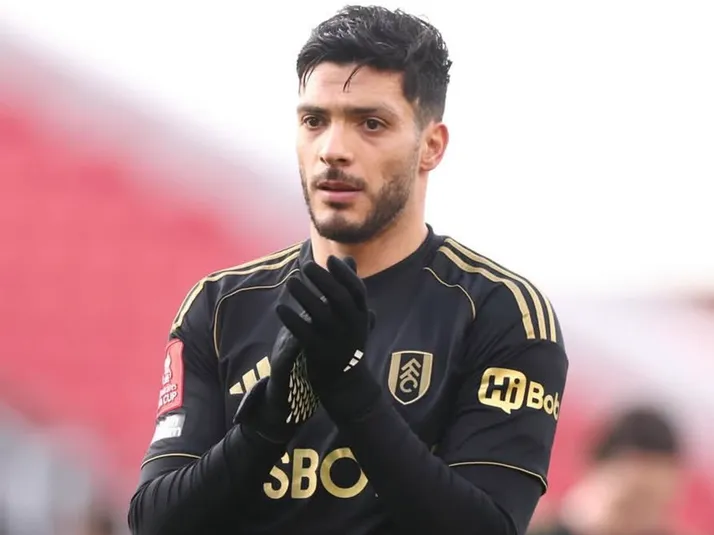 Raúl Jiménez destroza a Chivas con épica burla en Inglaterra