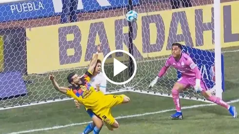 Henry Martín recibió una clara falta dentro del área, pero el árbitro no señaló penal
