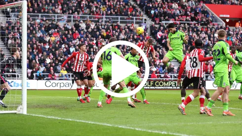 Raúl Jiménez marcó un gran gol de cabeza en la Premier League.
