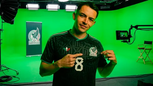 Álvaro Fidalgo luciendo el tercer uniforme de la Selección Mexicana.
