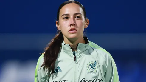 ¡Se apoderó de las cámaras y reflectores!
