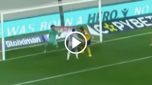 Guillermo Ochoa se lució con doble atajada