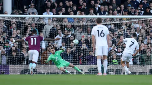 Raúl Jiménez convirtió un gol de penal ante Burnley