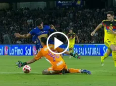 Salvada de Rodolfo Cota tras un grave error del América vs Pumas