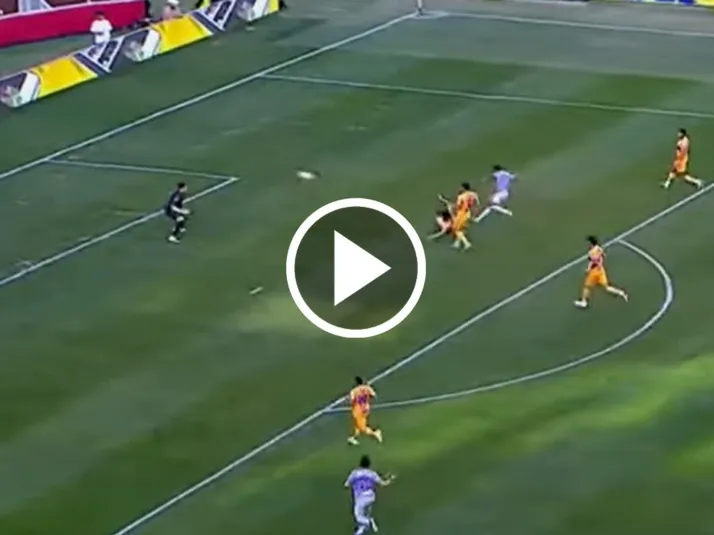 ¡Vuelo letal! José Raúl Zúñiga abre el marcador y pone a Tigres contra las cuerdas en el Golden Clash