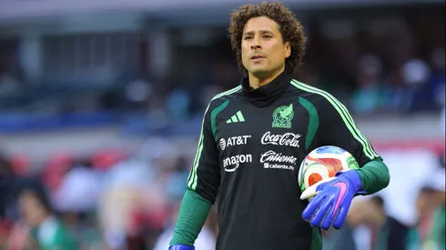 Guillermo Ochoa sigue demostrando que es un líder dentro y fuera del campo.