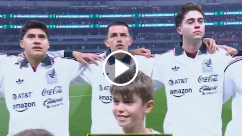 Fidalgo cantó el himno nacional con todas las ganas.