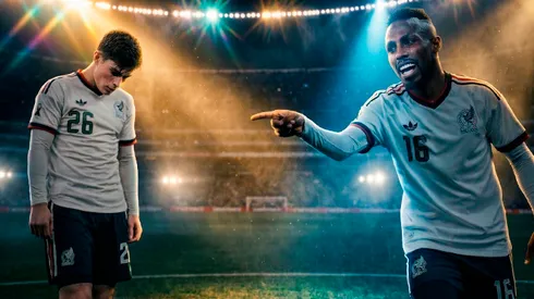 Julián Quiñones le dio una novatada al delantero de las Chivas.