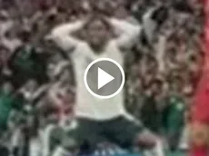 Julián Quiñones no pudo creer el error de Armando González en el Tri