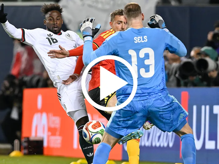 Julián Quiñones da rarísima asistencia para el gol de Jorge Sánchez