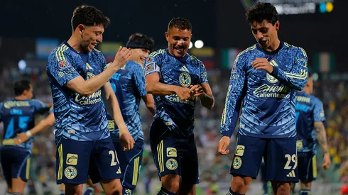 Los jugadores de América festejan el gol contra Santos Laguna.