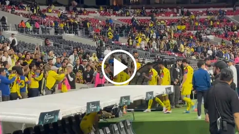 En América recibieron hasta vasos con cerveza de sus aficionados.