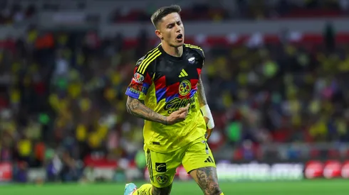 Brian Rodríguez celebra uno de sus goles ante Toluca.