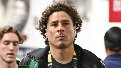 Entrenador de Guillermo Ochoa responde a las críticas.