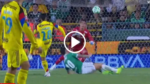 Sánchez le pegó desde su casa para mandarla a gol.