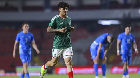 Denzell García en un partido con la Selección Mexicana.