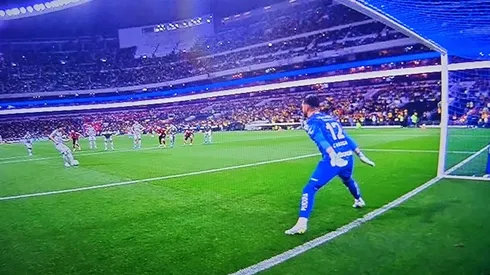 Raphael Veiga falló su penal por una imprudencia de Vargas.