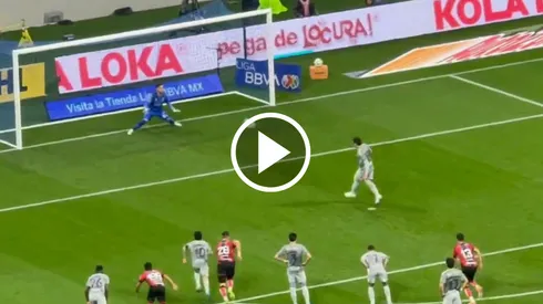 Raphael Veiga erró el penal desde que se perfiló para rematar.