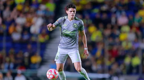 Israel Reyes se levanta como el referente de la zaga de América.