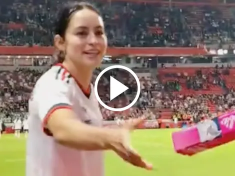 Scarlett Camberos y la Barbie personalizada que recibió de una pequeña fan