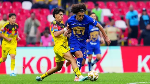 Kevin Álvarez y Adalberto Carrasquilla durante el partido de ida de los cuartos de final del Torneo Clausura 2026.