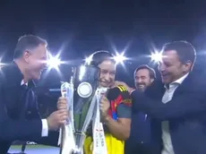 Scarlett Camberos no se aguantó y levantó la copa de la CONCACAF antes de tiempo