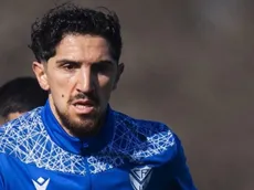 Diego Valdés, con un pie fuera de Vélez