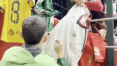 ¡Firmó camisetas en Toluca!