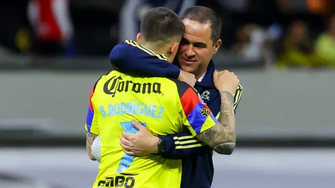 Las dos inminentes salidas del América que seguirán a André Jardine después de su despedida El diseño de plantilla estructurado por André Jardine a principios de año tuvo una vigencia sumamente corta en el Club América. Tras la intempestiva marcha del estratega sudamericano, la columna vertebral que pretendía cimentar en Coapa comenzó a desmoronarse de manera definitiva. Las incorporaciones estelares de Sudamérica que arribaron con la etiqueta de soluciones inmediatas cambiaron radicalmente su panorama en la institución. Sin el respaldo del cuerpo técnico que gestionó sus contratos, el destino de la legión brasileña parece completamente sentenciado para los próximos meses. Raphael Veiga y Vinicius Lima no seguirán en el América De acuerdo con informes de Víctor Díaz, periodista de ESPN, los futbolistas Raphael Veiga y Vinícius Lima abandonarán el nido una vez concluidos sus respectivos préstamos. La directiva azulcrema tomó la determinación de no realizar ningún esfuerzo económico ni activar cláusulas para retenerlos más allá del próximo Apertura 2026. Bajo la gestión del anterior timonel, Veiga no logró consolidar las altas expectativas sobre su rendimiento creativo, mientras que Lima jamás pudo asentarse en la alineación titular. Ambos elementos permanecerán los próximos seis meses en el balompié azteca antes de reportar con Palmeiras y Fluminense en enero de 2027. Dos refuerzos que pidió Jardine le seguirán en salir del América.