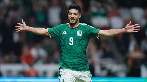 Raúl Jiménez festeja su gol con México en el amistoso internacional contra Serbia.