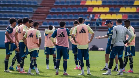 El imprevisto de América por el que se canceló su amistoso contra River Plate en España La planeación veraniega del Club América ha sufrido una modificación drástica en territorio europeo. Debido al calendario de la justa mundialista, la directiva optó por mudar los trabajos de playa a España, rompiendo con el tradicional esquema comercial y deportivo que se desarrollaba en los Estados Unidos. A pesar de que se había estructurado una agenda de alta exigencia competitiva en el viejo continente, las gestiones sufrieron un revés de última hora. Un compromiso de corte internacional que ya se encontraba apalabrado se vino abajo, obligando al cuerpo técnico a recalcular las cargas físicas de los jugadores. ¿Por qué se canceló el amistoso de América vs River en España? De acuerdo con un reporte del portal argentino La Página Millonaria, el encuentro de preparación pactado contra River Plate quedó suspendido de forma definitiva. Por cuestiones logísticas no se pudo cerrar el acuerdo con el cuadro argentino. Ante este panorama, la programación oficial de las Águilas reporta una única fecha confirmada de manera formal en el calendario. La escuadra de Coapa se medirá ante Los Ángeles Galaxy el próximo 11 de julio, compromiso que tendrá lugar en territorio californiano antes del regreso definitivo a México. Esta situación añade presión de cara al arranque de la Liga MX, programado para el 18 de julio en el torneo Apertura 2026. Con pocas horas de futbol formal, el cuerpo técnico deberá maximizar las interescuadras para acoplar las piezas disponibles en este complejo mercado de pases.