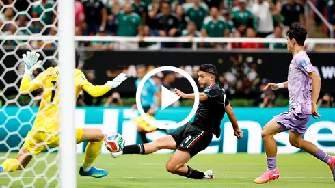 Raúl Jiménez tuvo una opción muy clara para marcar un golazo.